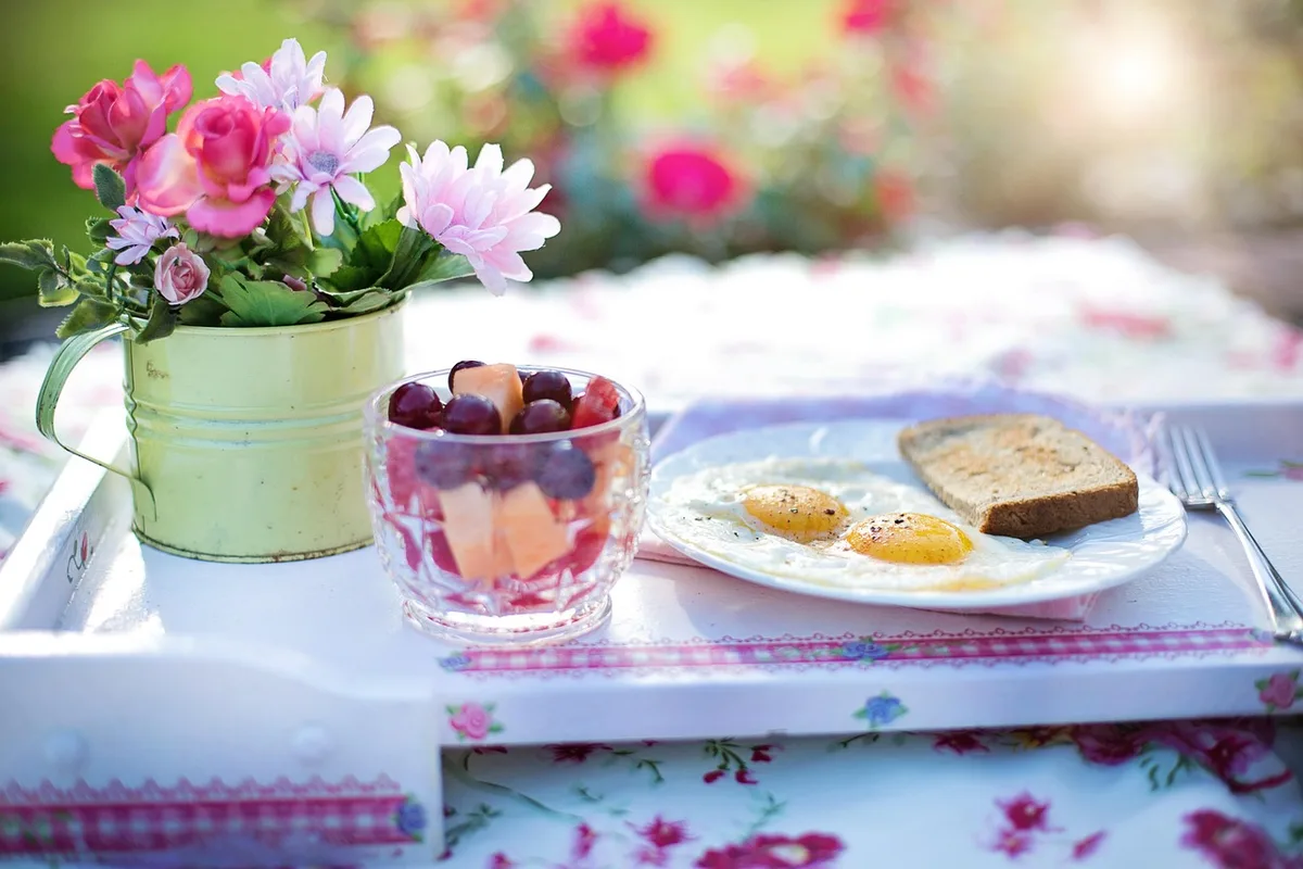 Assiette centrée sur les protéines avec légumes à volonté et féculents portionnés