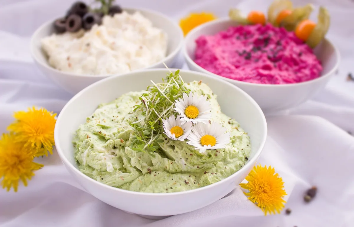 Bol de purée de légumes à côté d'un yaourt grec aux herbes comme alternative aux sauces épaisses