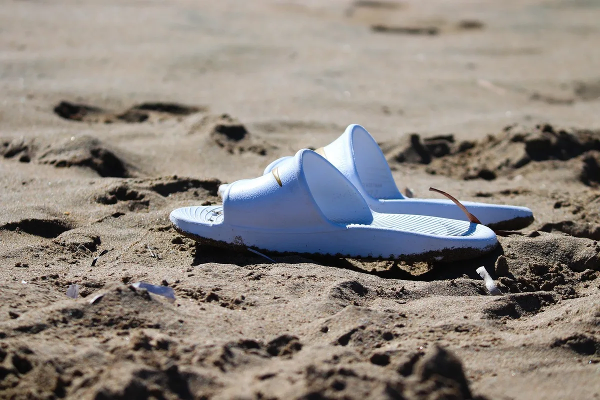 Paire de chaussures de marche et bouteille d'eau posées avant une sortie matinale