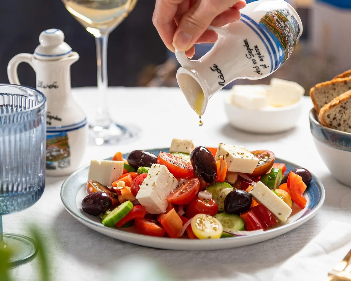 Assortiment d'aliments riches en graisses insaturées : avocat, huile d'olive, oléagineux