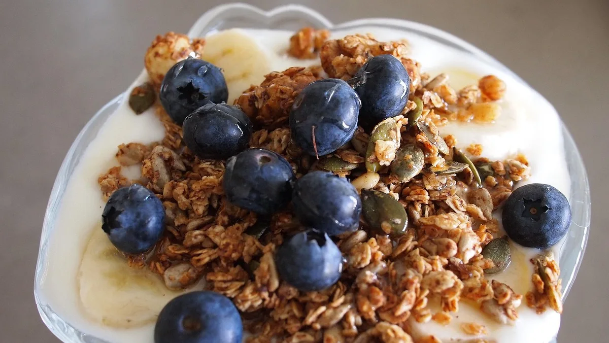 Porridge avec yaourt grec, graines et purée d'oléagineux