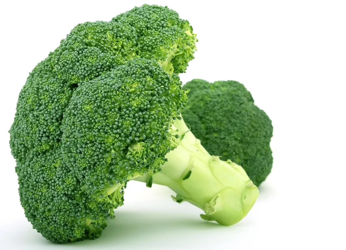 Assiette équilibrée riche en protéines, légumes verts et noix pour la santé des cheveux