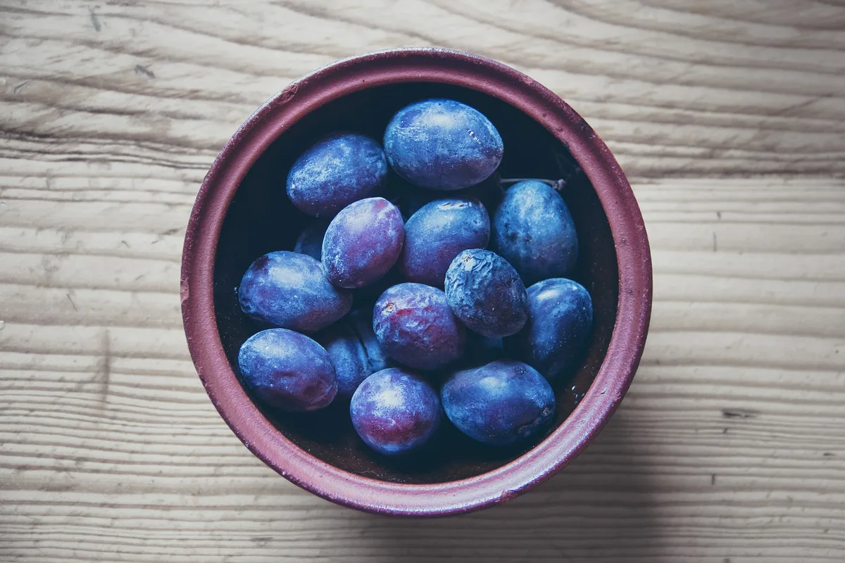 Assiette de raisins bio préparés pour une monodiète d'une journée