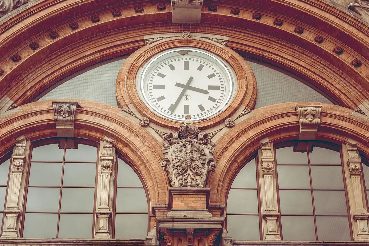 Montre posée près d'une assiette pour symboliser une fenêtre alimentaire