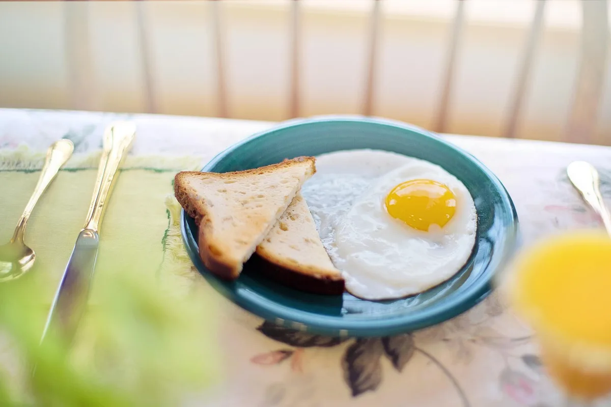 Assiette équilibrée riche en protéines et fibres préparée pour la journée