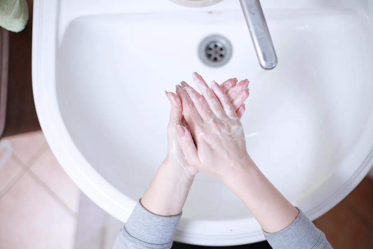 Main examinant une petite bosse mobile sous la peau sur un avant-bras