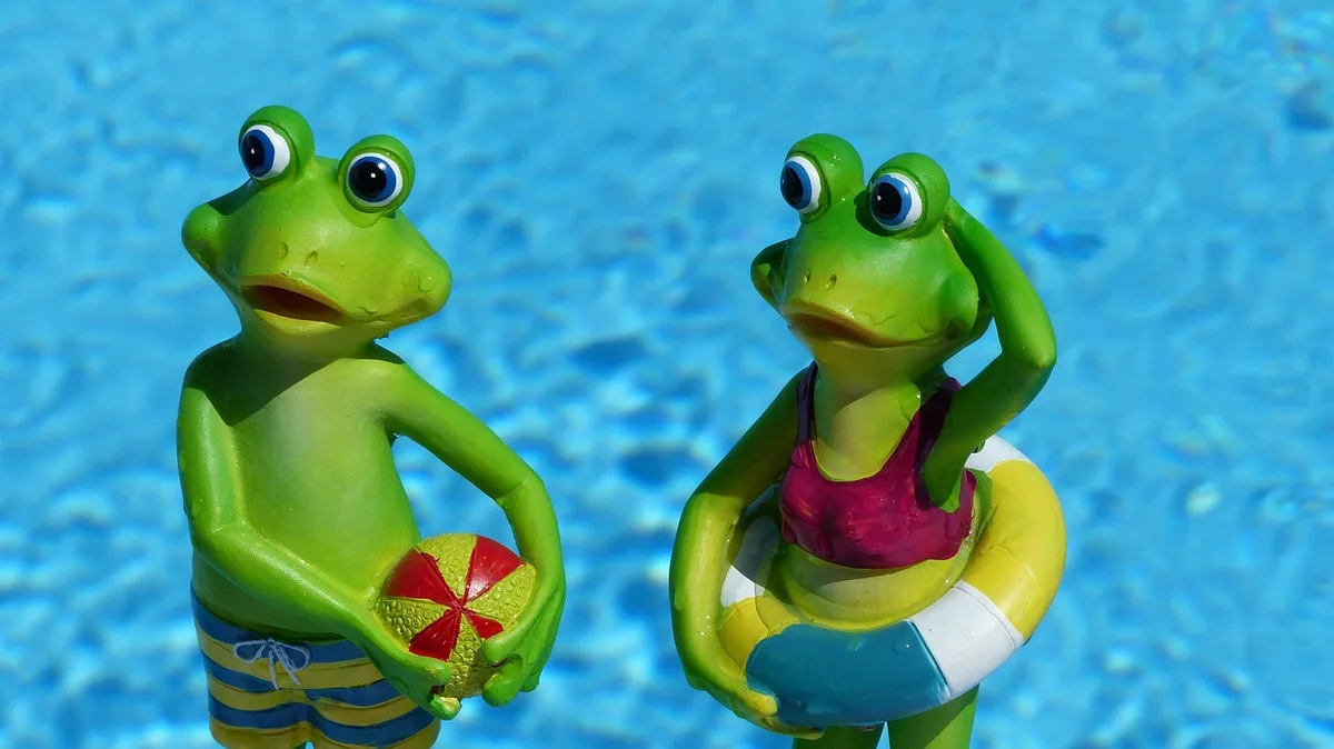 Gros plan sur eau de piscine claire et chlorée