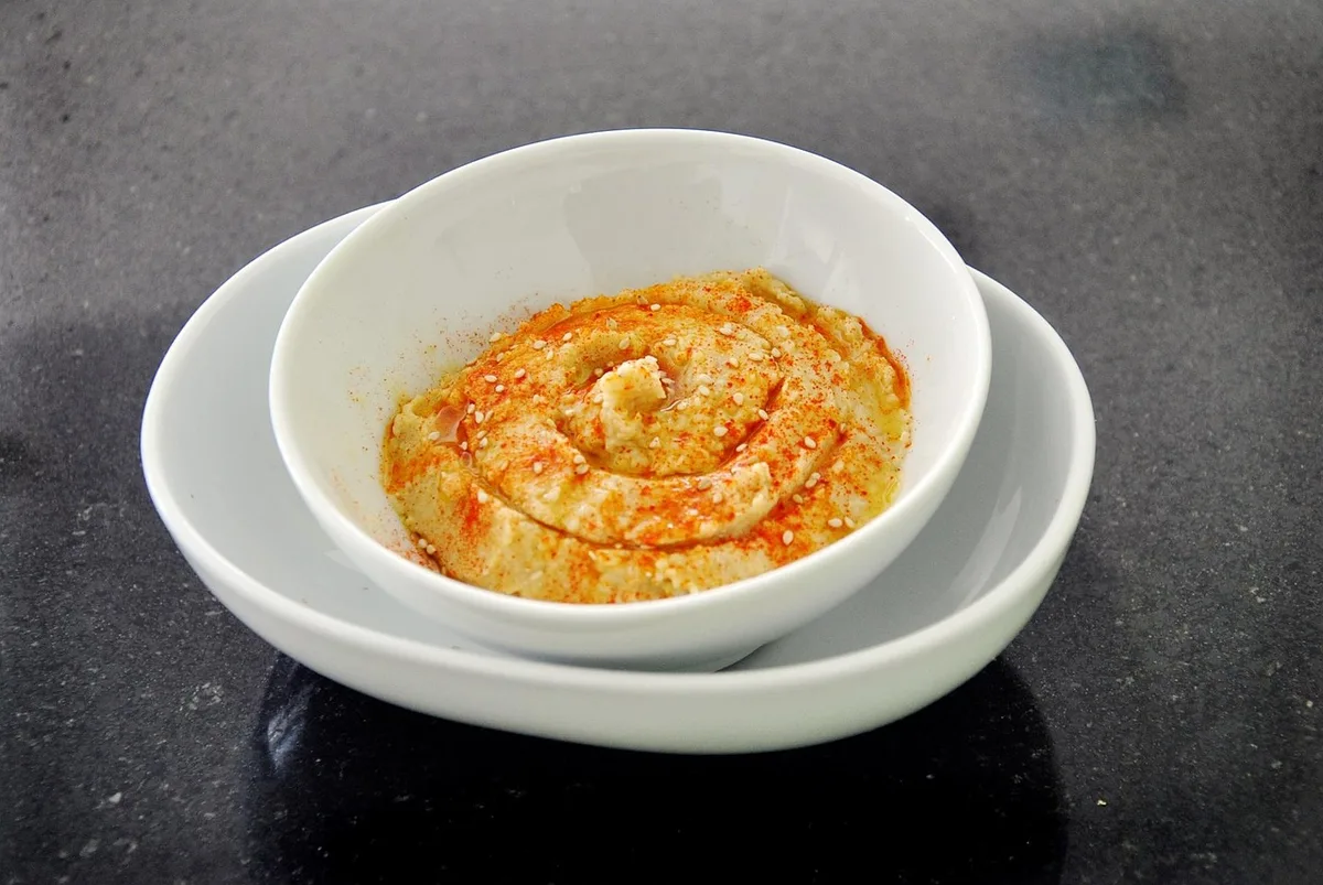 Houmous léger servi avec légumes croquants, faible en huile