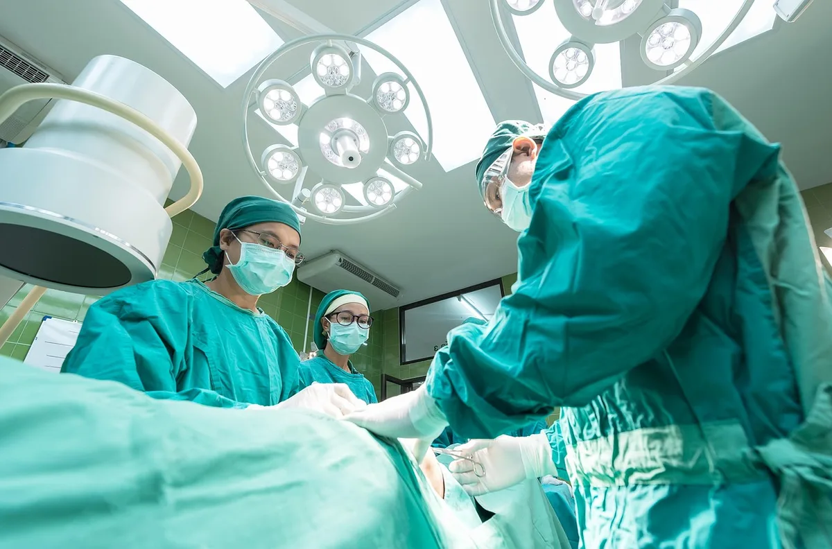Médecin prenant des notes et ordonnant des examens en consultation