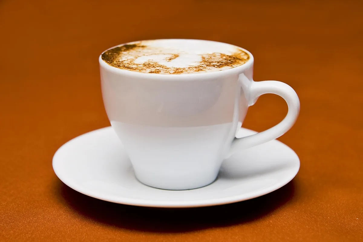 Personne prenant un petit-déjeuner sain près d'une fenêtre en journée