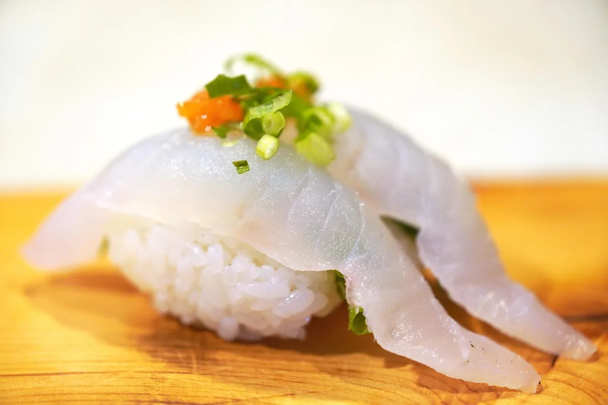 Poisson étiqueté prêt à consommer cru posé sur une planche en cuisine