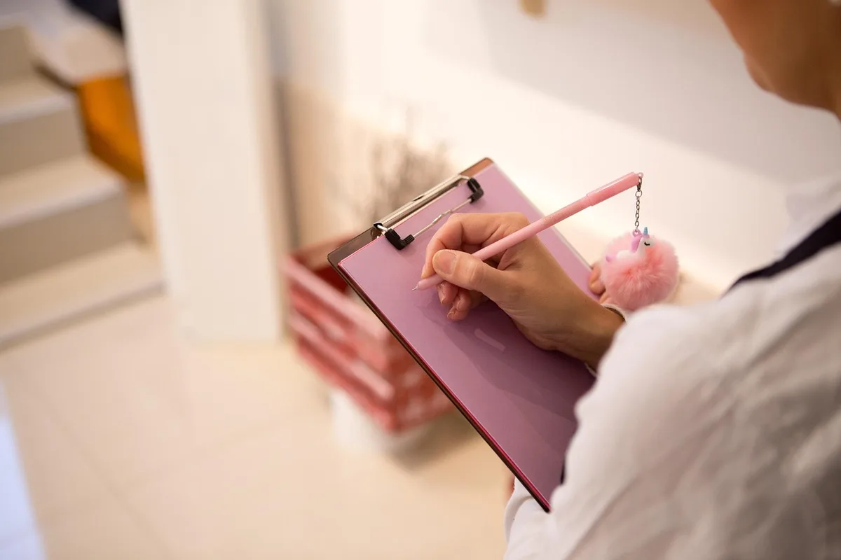Professionnel de santé prenant des notes lors d'une consultation nutritionnelle