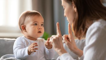 Comment apprendre le langage des signes à bébé ?