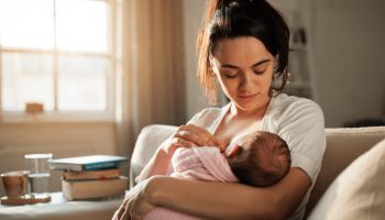 Comment démêler les mythes sur l&rsquo;instinct maternel, l&rsquo;allaitement et la parentalité ?