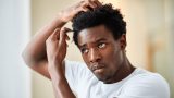 Comment entretenir les boucles des hommes aux cheveux texturés ?