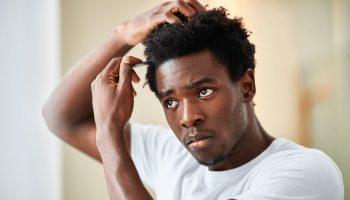 Comment entretenir les boucles des hommes aux cheveux texturés ?