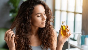 Comment intégrer l’huile de jojoba à votre routine cheveux : shampoing, co-wash, sérum ?