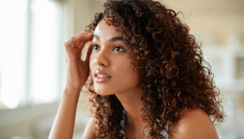 Comment la cuticule influence la définition des cheveux bouclés ?