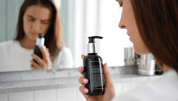 Comment lire la composition d&rsquo;un produit capillaire et repérer silicones, sulfates et allergènes ?