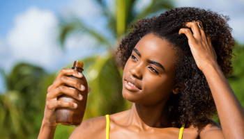 Comment protéger et hydrater les cheveux texturés en été sans perdre leur définition ?
