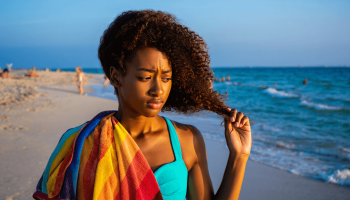 Comment protéger et hydrater vos boucles à la plage en été ?