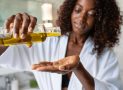 Comment réaliser un bain d&rsquo;huile pour cheveux bouclés, frisés et crépus ?