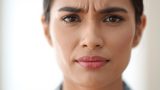Gonflement des lèvres : causes, symptômes et traitements