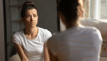 Guide scientifique pour perdre durablement les poignées d&rsquo;amour chez la femme