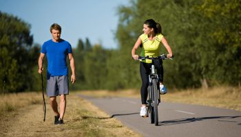 Marche ou vélo : lequel fait maigrir le plus vite selon un coach ?