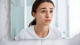 Peau sèche ou déshydratée : comment les différencier et les traiter ?