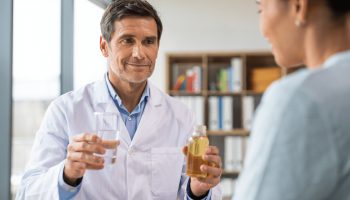 Quelle boisson un médecin recommande-t-il contre les envies de grignotage ?