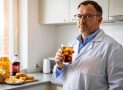 Quels aliments favorisent la graisse du ventre ? Un médecin dévoile la boisson à éviter