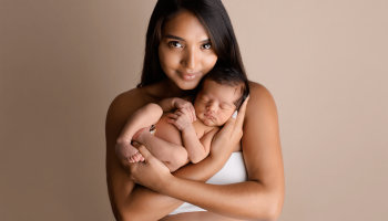 Quels sont les bienfaits du contact peau à peau pour bébé et la maman ?
