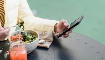À quelle heure déjeuner pour une meilleure digestion et plus d&rsquo;énergie ?