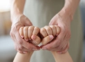 Comment gérer un enfant qui tape ? 7 conseils pratiques pour parents