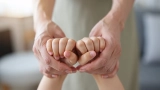 Comment gérer un enfant qui tape ? 7 conseils pratiques pour parents