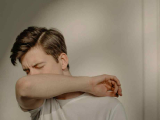 Impossible de dormir à cause de la toux ? L’astuce qui soulage en 3 minutes