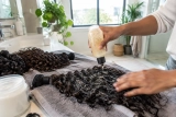 Mousse ou gel pour cheveux bouclés : que choisir pour définir vos boucles ?