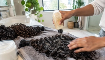 Mousse ou gel pour cheveux bouclés : que choisir pour définir vos boucles ?