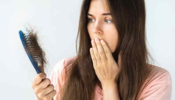 Perte de cheveux chez la femme : les causes qu&rsquo;on ignore souvent