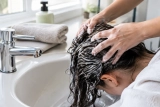 Pourquoi mon cuir chevelu gratte et comment l&rsquo;apaiser définitivement ?