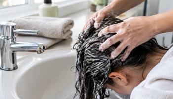 Pourquoi mon cuir chevelu gratte et comment l&rsquo;apaiser définitivement ?