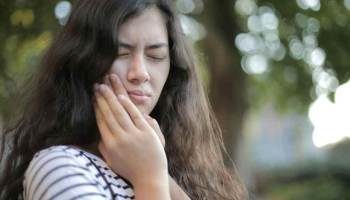 Soulager une douleur à la gencive : 5 remèdes de grand-mère efficaces